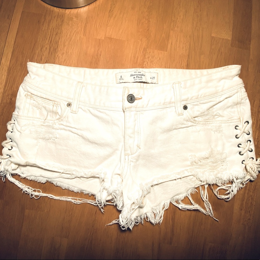Abercrombie & Fitch New York White Cut Offs Size 4